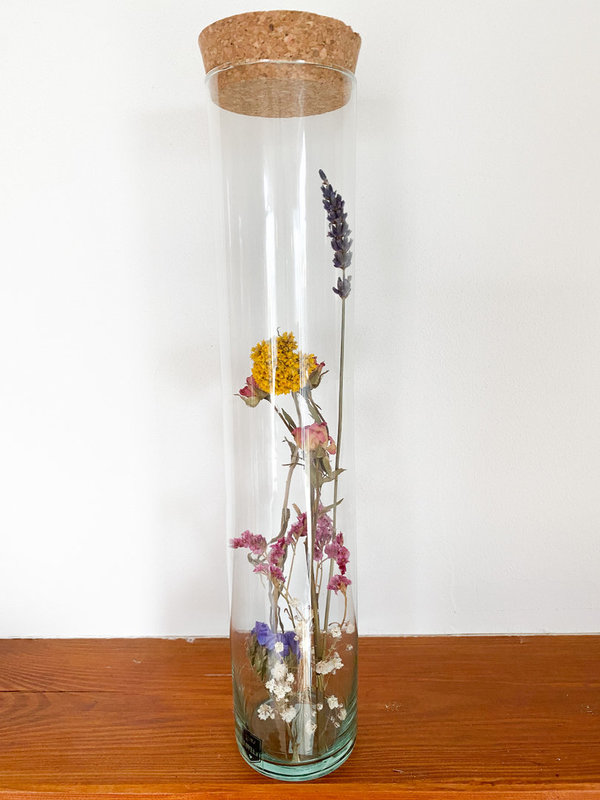 Trockenblumen im Glas hoch
